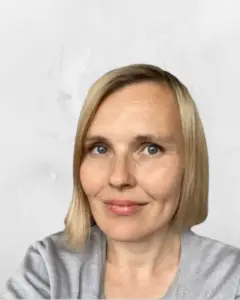 Henkilökuvassa Outi Loikkanen.